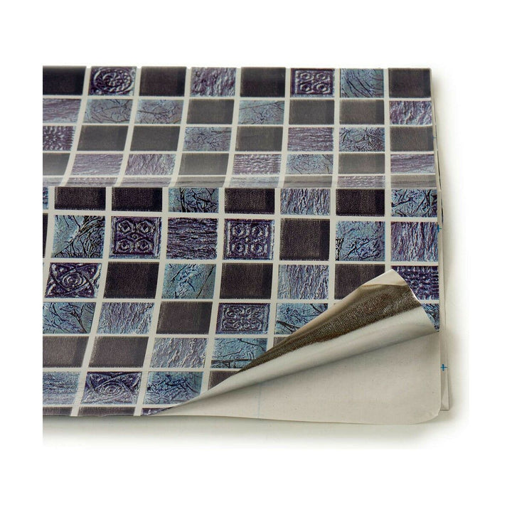 Haftpapier Firkanter mit Mosaikmuster in Blau und Grau, teilweise abgezogen.