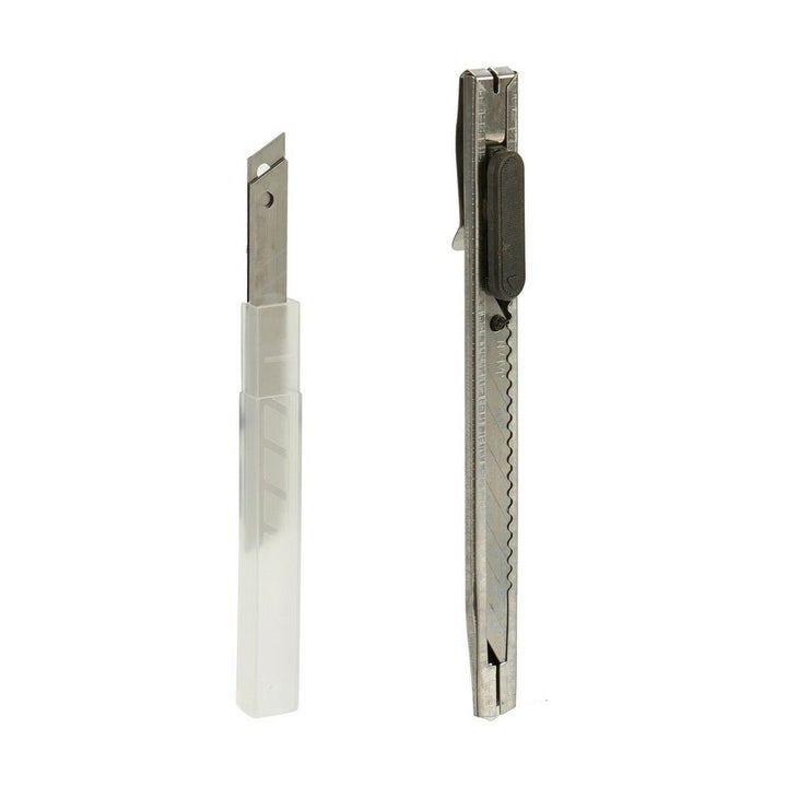 Silberfarbener Cutter Satz aus Metall mit Kunststoff-Schutzkappe. Praktisches Werkzeug Set.