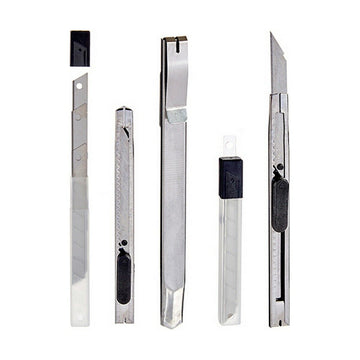 Silberfarbener Cutter Satz aus Metall und Kunststoff mit verschiedenen Klingenformen.