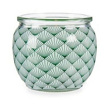 Duftkerze mit Tannendesign. Grüne, geometrische Muster zieren das Glas.