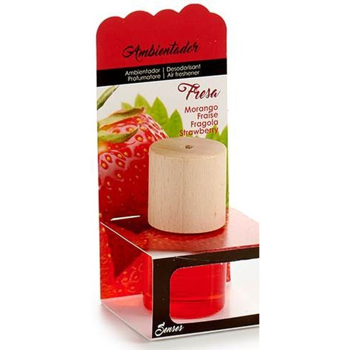 Lufterfrischer Erdbeere mit Holzdeckel und roter Flüssigkeit im Glas. Angenehmer Duft.