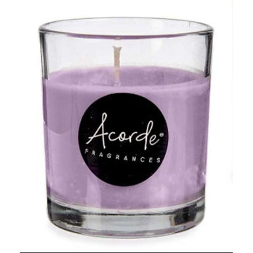Duftkerze Lavendel im Glas mit lila Wachs. Aromakerze für entspannende Atmosphäre.