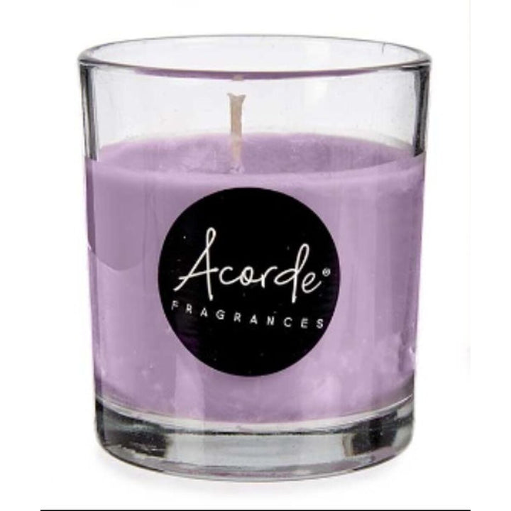 Duftkerze Lavendel im Glas mit lila Wachs. Aromakerze für entspannende Atmosphäre.