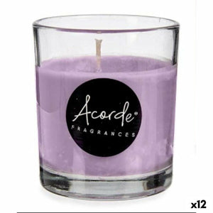 Nahaufnahme einer Duftkerze Lavendel im Glas. Aromatherapie Kerze.