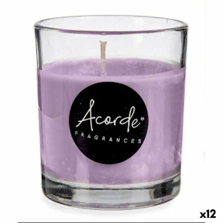 Nahaufnahme einer Duftkerze Lavendel im Glas. Aromatherapie Kerze.