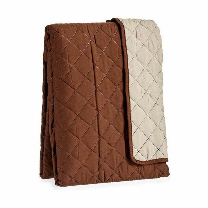 Nahaufnahme: Braune und beige Polsterung mit gestepptem Rautenmuster.