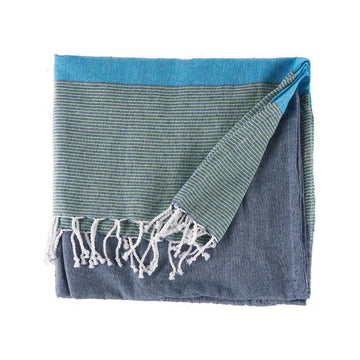 Blauer Mehrzweck-Überwurf mit Streifenmuster und weißen Quasten.