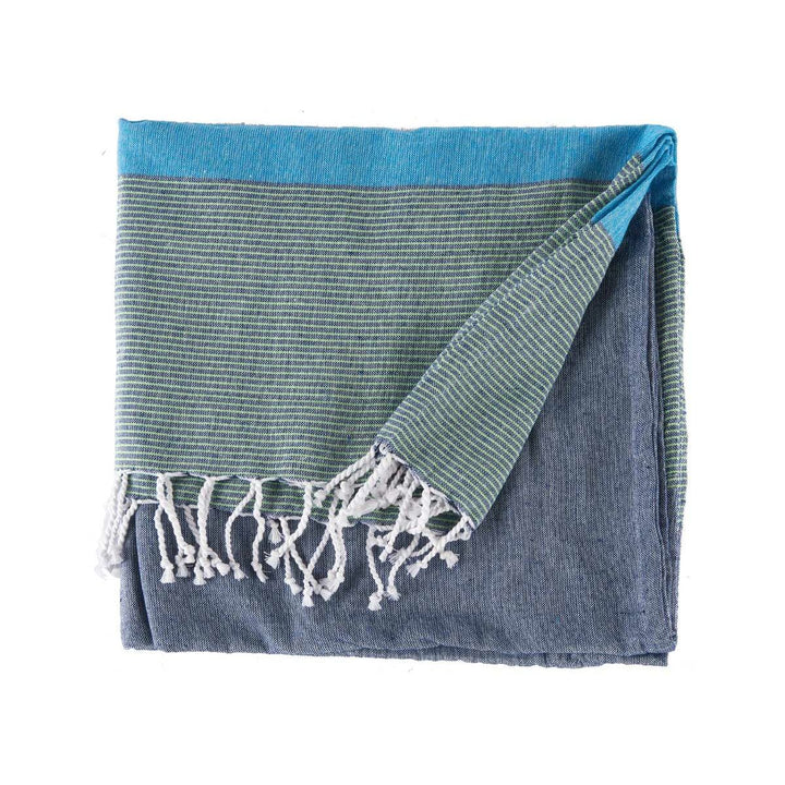 Blauer Mehrzweck-Überwurf mit Streifenmuster und weißen Quasten.