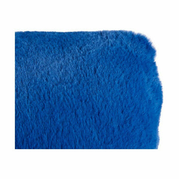Nahaufnahme eines blauen Kissens mit flauschiger Textur. Blaues Kissen.