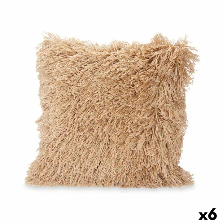Beige Kissen aus Baumwolle und Polyester mit flauschiger Textur.