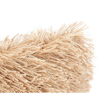 Nahaufnahme: Beige Kissen mit Baumwoll-Polyester-Textur. Flauschiges Detail.