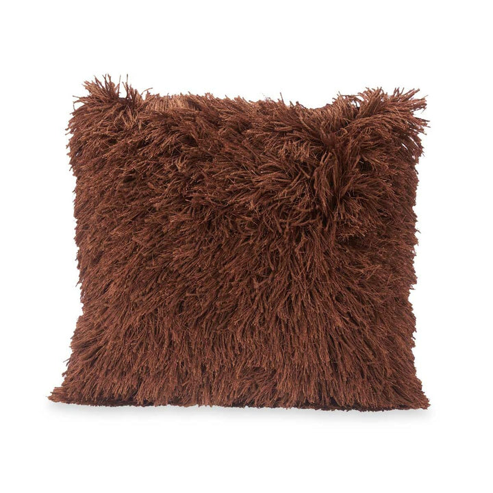 Nahaufnahme: Quadratisches, braunes Kissen mit zotteliger Polyester Textur.