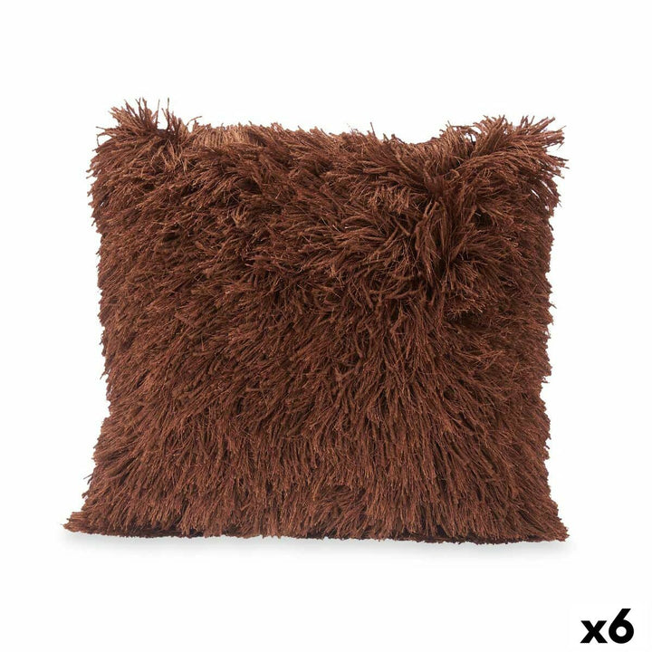 Braunes Kissen mit Baumwolle und Polyester, flauschige Textur.