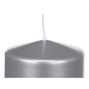 Nahaufnahme: Silberfarbene Kerze mit glatter Oberfläche und zylindrischer Form.