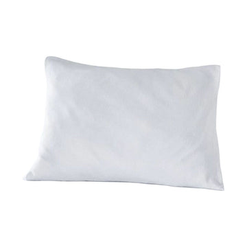 Weißer, absorbierender Kopfkissen-Schutz Essential 50 x 70 cm für zusätzlichen Komfort.