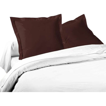Braune Kissenbezug-Set (2 Stück) 63x63 cm auf einem Bett. Lovely Home Kissenbezüge.