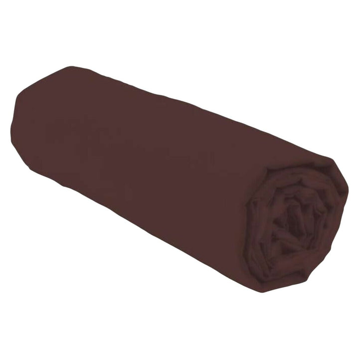 Braunes Spannbetttuch 140 x 190 cm, gerollt. Glatte Textur des Spannbetttuchs.