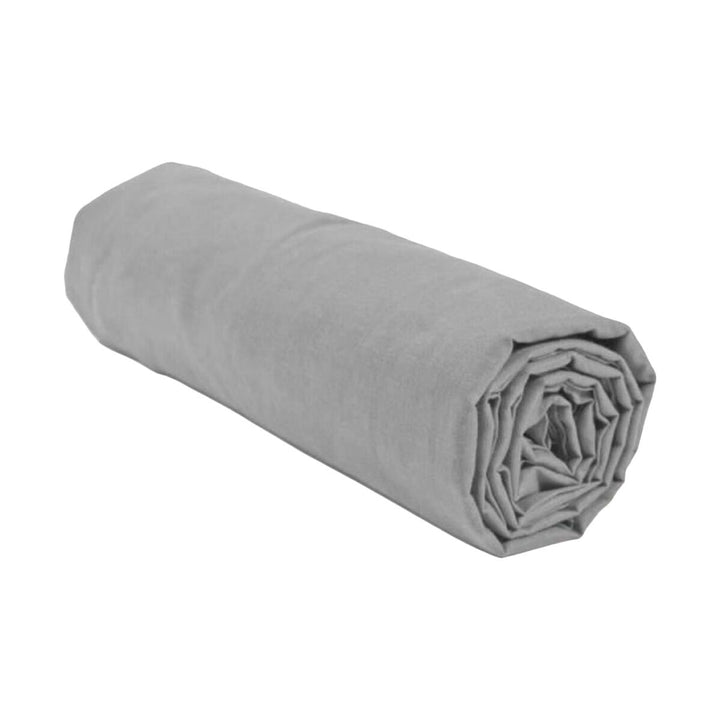 Gerolltes hellgraues Spannbetttuch 90 x 190 cm mit glatter Textur.