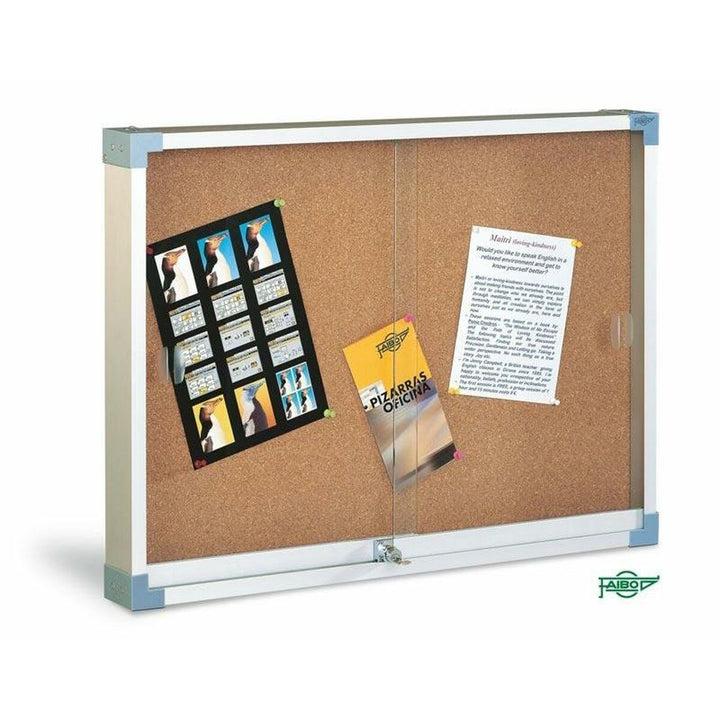 Faibo Korkplatte 60x80 cm mit silbernem Rahmen und Glas Schiebetür. Ideal für Büroorganisation.