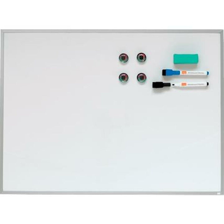 Weiße Nobo Magnettafel mit Aluminiumrahmen, inklusive Magnete und Stifte.