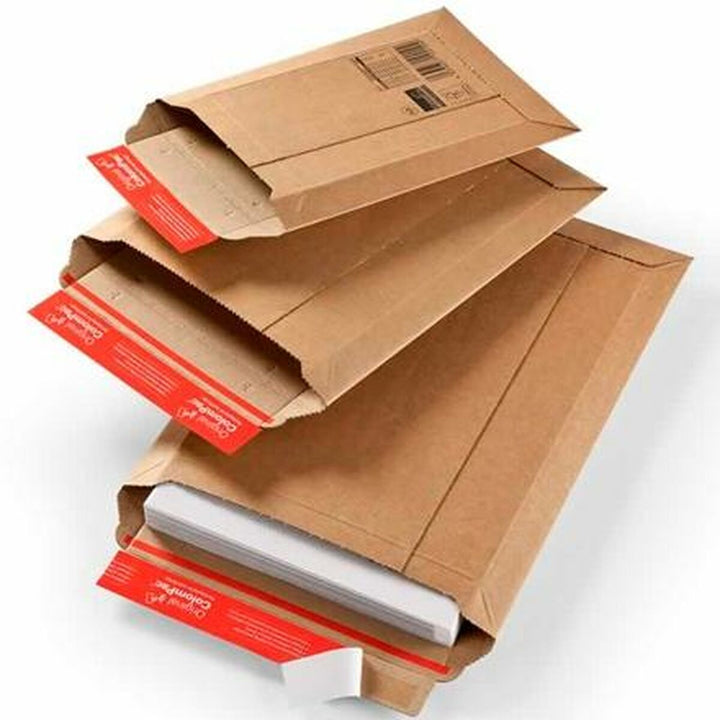 Braune A4+ Wellpappe Briefumschläge im Stapel, selbstklebend mit rotem Streifen.