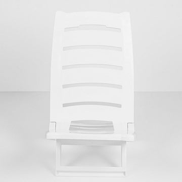 Weißer Campingstuhl mit Polsterung und klappbarem Design für Outdoor Aktivitäten.
