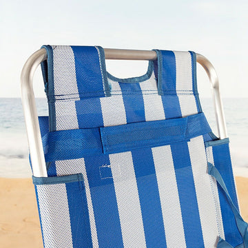 Blau-weiß gestreiftes Stuhl-Kissen. Aktive Sitzauflage mit robustem Stoff für Komfort am Strand.