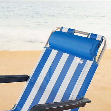 Blau-weiss gestreifter Stuhl mit blauem Kissen, ideal für Strand und Garten.