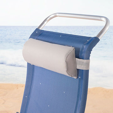 Graues Stuhl-Kissen am Strand. Das Kissen bietet zusätzlichen Komfort mit atmungsaktivem Stoff.