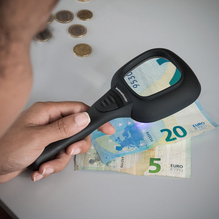 InnovaGoods Magiolet Lupe prüft Geldschein mit UV-Licht. LED Lupe für Banknoten und Dokumente.