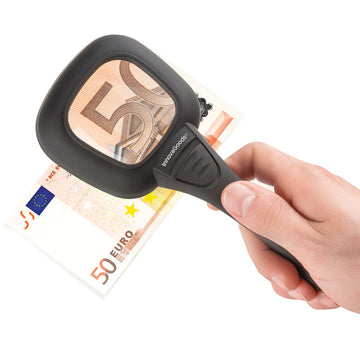 Schwarze Lupe mit LED- und UV-Licht vergrößert einen 50-Euro-Schein, um Details sichtbar zu machen.