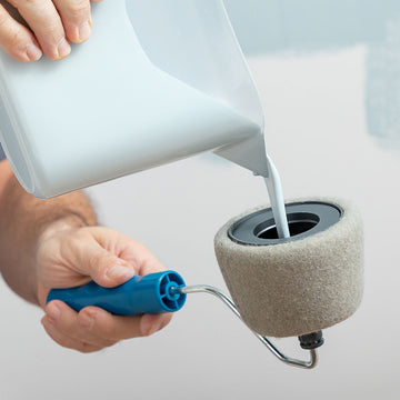 Weiß Farbe wird in das Roll'n'paint Farbrollenset eingefüllt. Anti-Tropf und wiederbefüllbar.