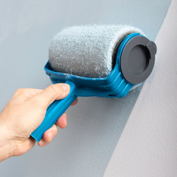 Blauer, wiederbefüllbarer Farbroller im Einsatz. Anti-Tropf Roll'n'paint für gleichmäßiges Streichen.