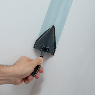 Grauer Anti-Tropf Farbroller im Einsatz. Wiederbefüllbares Roll'n'paint Farbrollenset für Ecken.