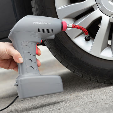 Grauer, tragbarer Luftkompressor pumpt Autoreifen auf. Airpro+ mit LED für unterwegs.