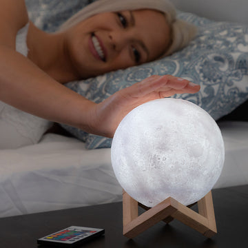 Wiederaufladbare LED Mond Lampe mit Holzfuß - Homely Family Shop