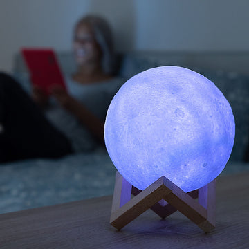 Mond Lampe mit LED und Holzfuß leuchtet blau - homely Family Shop