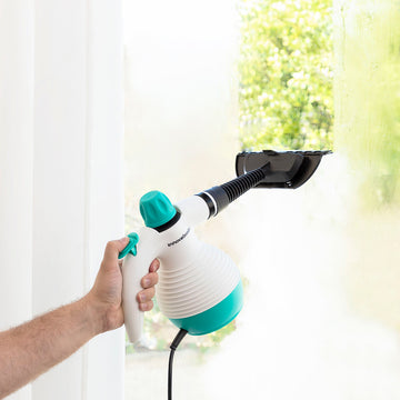 Weißer InnovaGoods Handdampfreiniger reinigt Fenster. Mehrzweck Dampfreiniger mit Zubehör.