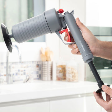 Graue KlinGun InnovaGoods Druckluftpistole zur Abflussreinigung mit Adaptern.