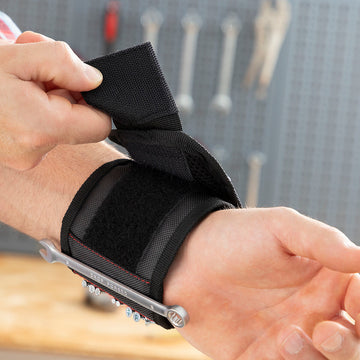 Schwarzes magnetisches Heimwerkerarmband mit Werkzeugen. Praktisches WrisTool für Schrauben und Kleinteile.