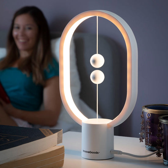 InnovaGoods Magilum Balance Lampe mit Magnetkugeln auf Nachttisch - homely Family Shop