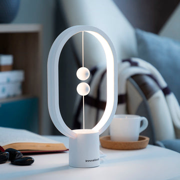 InnovaGoods Balance Lampe mit Magnetkugeln auf Nachttisch - homely Family Shop