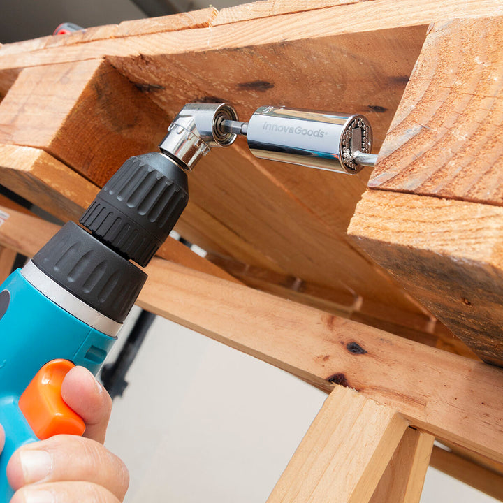 InnovaGoods Uniscrew Universalsteckschlüssel im Einsatz mit Bohrmaschine an Holzkonstruktion.
