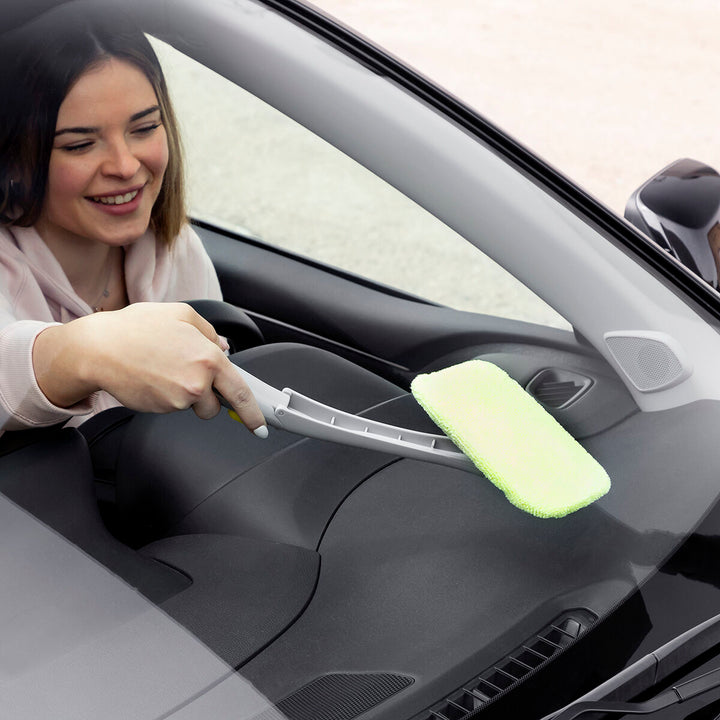 Frau reinigt Autoscheibe mit InnovaGoods Glasreiniger und Sprühkopf - homely Family Shop