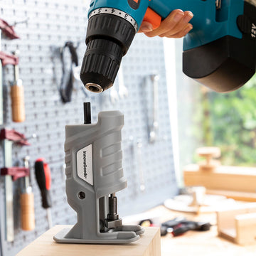 Grauer Stichsägen-Adapter für Bohrmaschinen Jrill InnovaGoods im Einsatz.