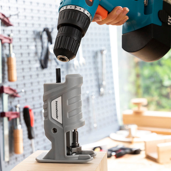Grauer Stichsägen-Adapter für Bohrmaschinen Jrill InnovaGoods im Einsatz.