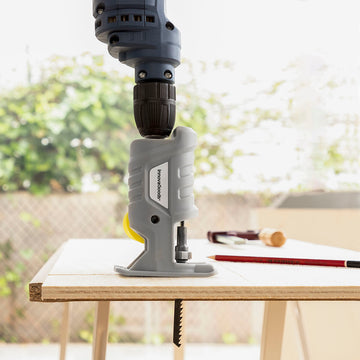 Grauer Stichsägen-Adapter Jrill InnovaGoods für Bohrmaschinen im Einsatz auf Holzoberfläche.