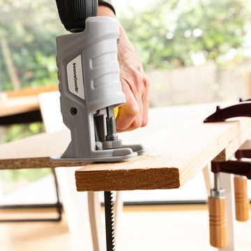 Grauer Stichsägen-Adapter Jrill InnovaGoods schneidet Holz. Bohrmaschinen-Zubehör.