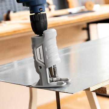 Grauer Stichsägen-Adapter für Bohrmaschine schneidet Metall. InnovaGoods Adapter für präzise Schnitte.