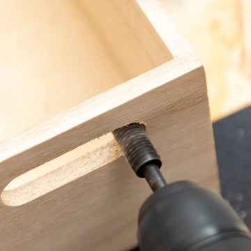 Driwills Fräser bohrt Loch in Holz. Set für präzise Arbeiten.